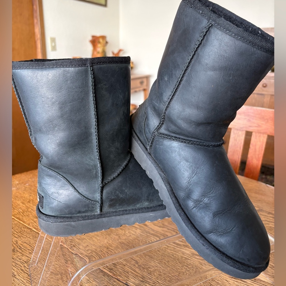 Women’s Black Leather Short UGG Boots Sz 8